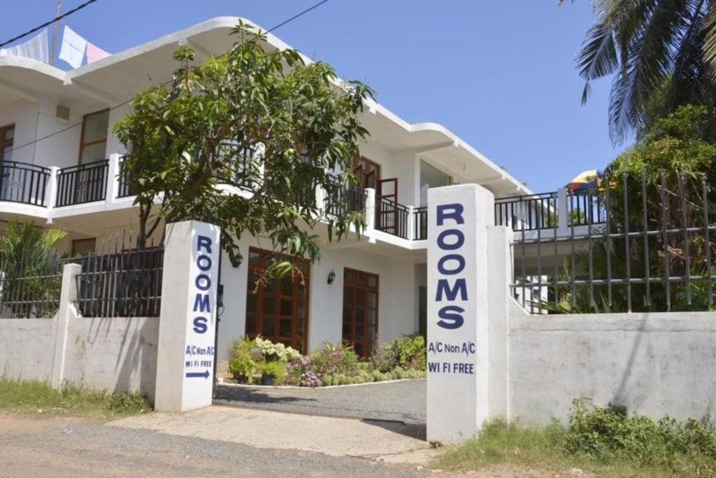 Araliya Blue Beach View Hotel Kudapaduwa Kültér fotó
