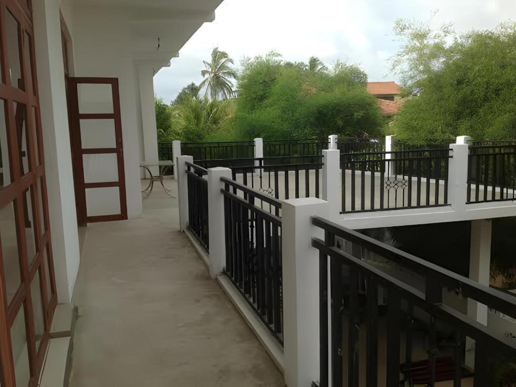 Araliya Blue Beach View Hotel Kudapaduwa Kültér fotó